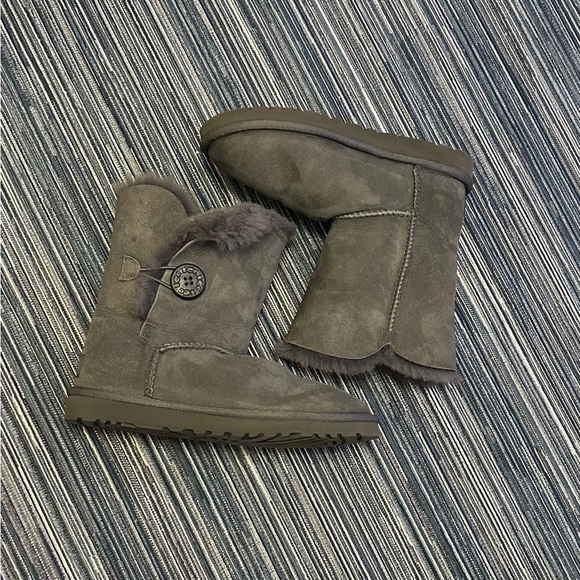 UGG Bailey Button II Boots in Grey Women’s Size 6 - Picture 3 of 8